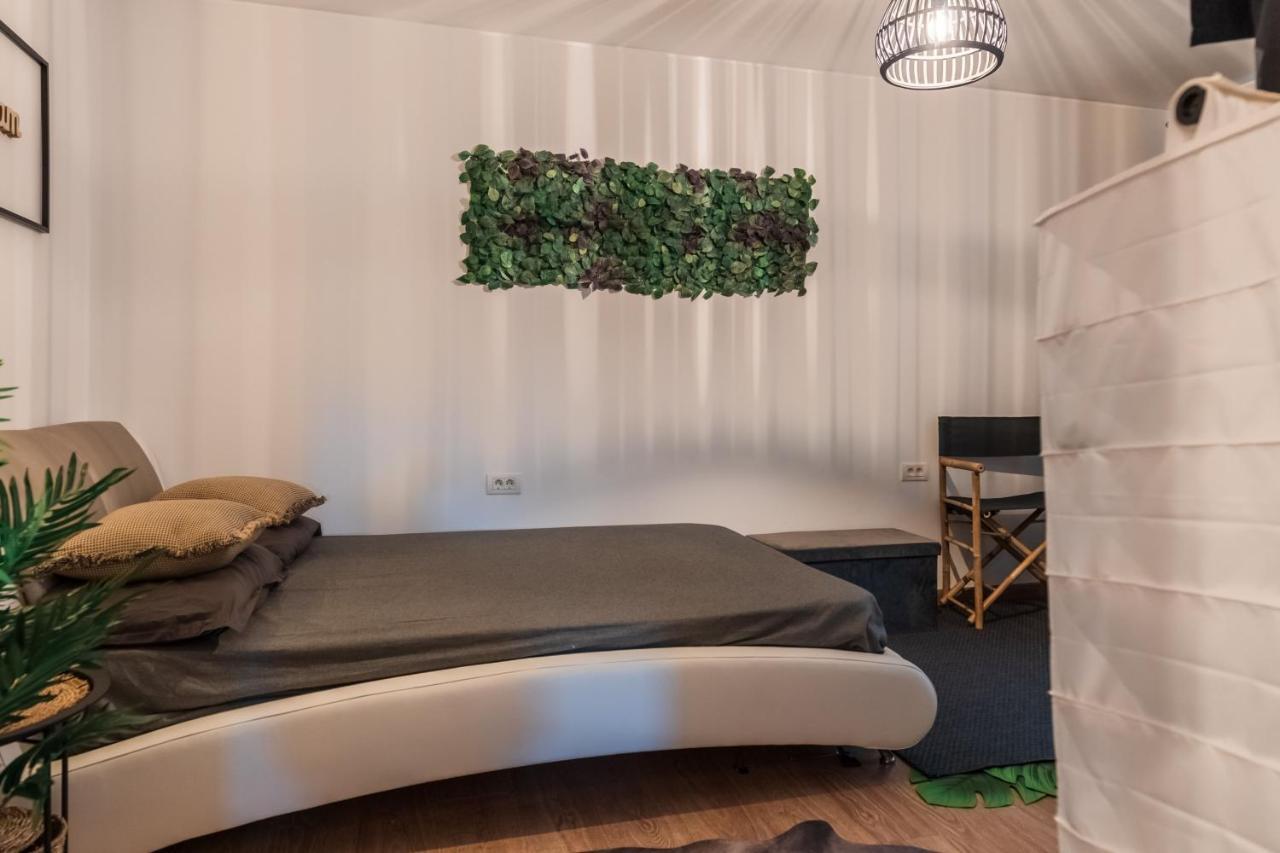 Jungle Apartment 15 Min Walk To Beach & Downtown Constanţa Buitenkant foto